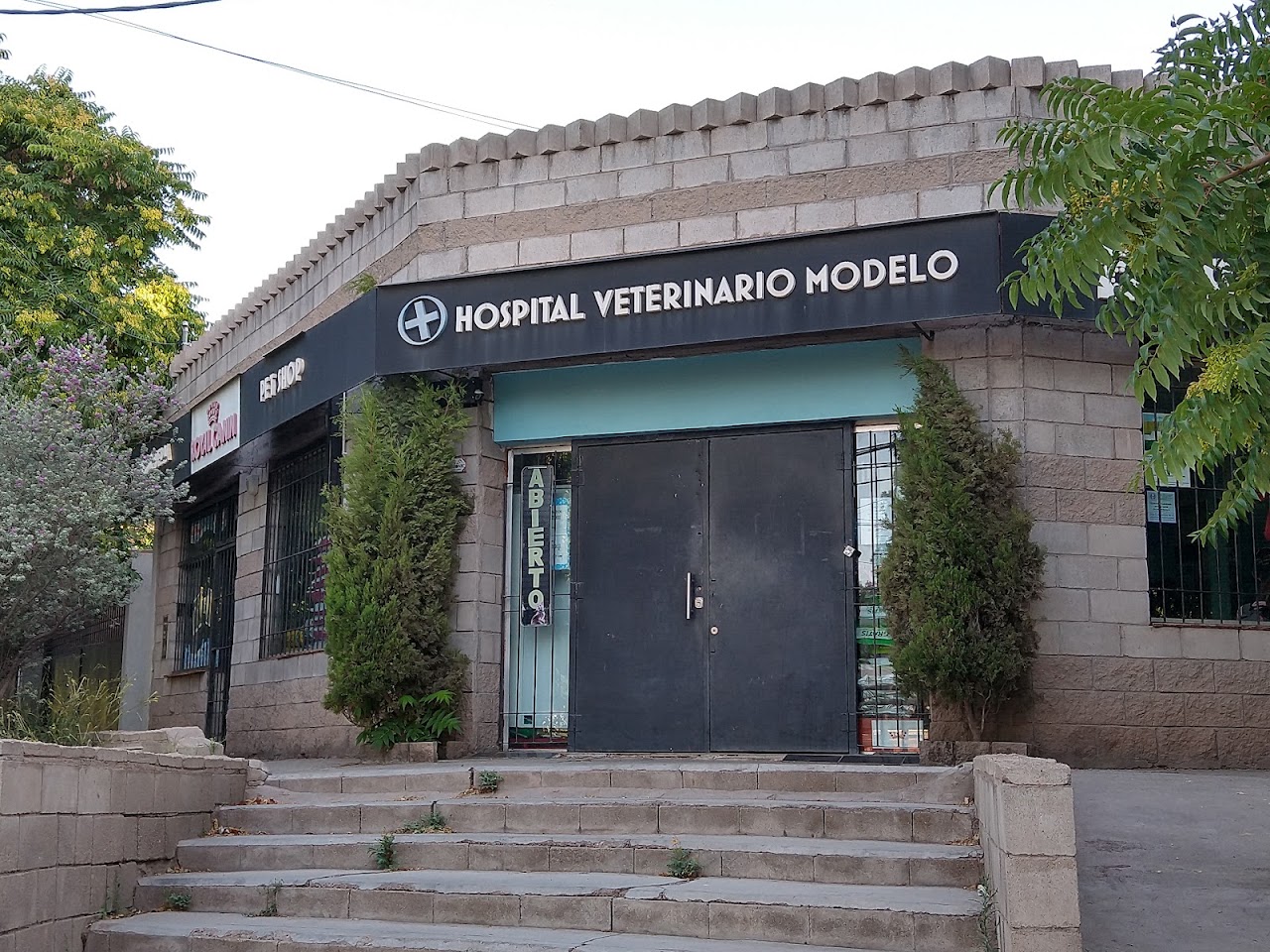 Fachada del Hospital Veterinario Modelo